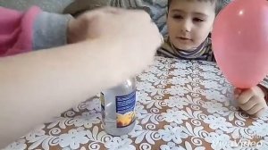 Как надуть шарик при помощи уксуса и соды. Взлетит или нет?