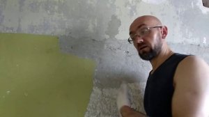 Убираем старую краску со стен перфоратором.