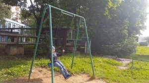 A seesaw and a swing. Гуляем на детской площадке “по-английски”.