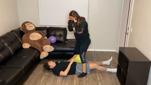DIRTY BALLOON POP CHALLENGE!! | Brett & Yessica смотреть онлайн