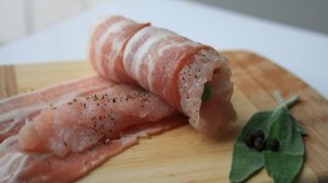 Индейка в беконе, запеченная в духовке