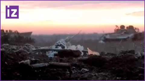 «Сказка...»: украинские БМП-2 ржавеют в земле зоны СВО - ВСУшнику остается только восхищаться зарей