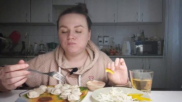Мукбанг пельмени.. Ну как вы там? После нг? #мукбангпельмени #мукбангболталка #мукбанг