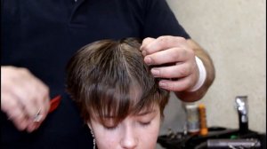 Женская короткая модельная стрижка пошагово