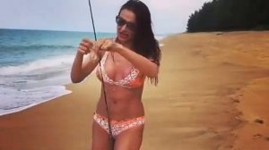Эвелина Бледанс ловит рыбу в купальнике