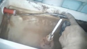 Не останавливается вода в унитазе.the water in the toilet doesn't stop.