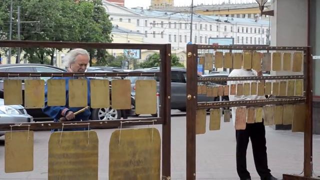 Плоские колокола билы на Старом Арбате 1