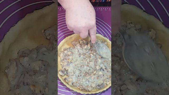 начинку для пирога карамельного засыпаем в форму