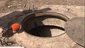 Бомжи. Живут в люке