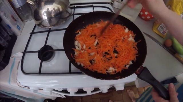 Как испечь пирог с капустой. Рецепт из слоеного теста. смотреть онлайн