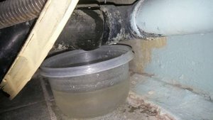 Течь под ванной.