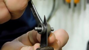 Крутая самоделка/Простейшее приспособление для снятия изоляции с кабелей и проводов!