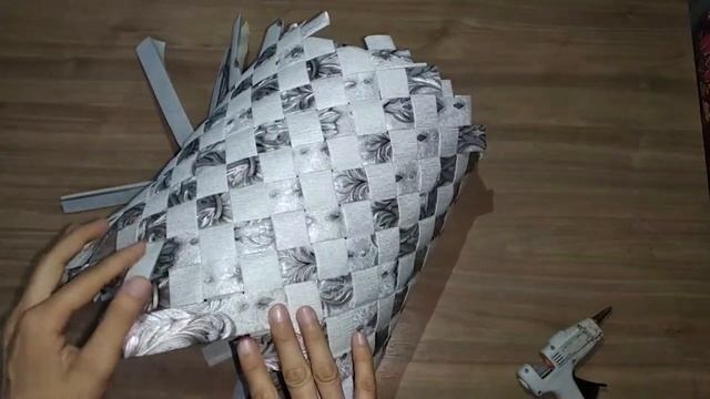 Корзинка из пластикового ведра своими руками / Plastik chelakdan Savatcha yasaymiz смотреть онлайн