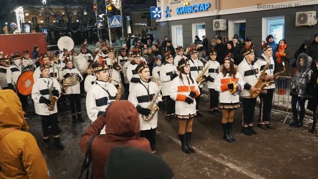 В Киеве на Контрактовой площади открыли новогоднюю локацию смотреть онлайн