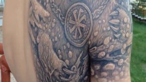 татуировка медведь с славянским оберегом