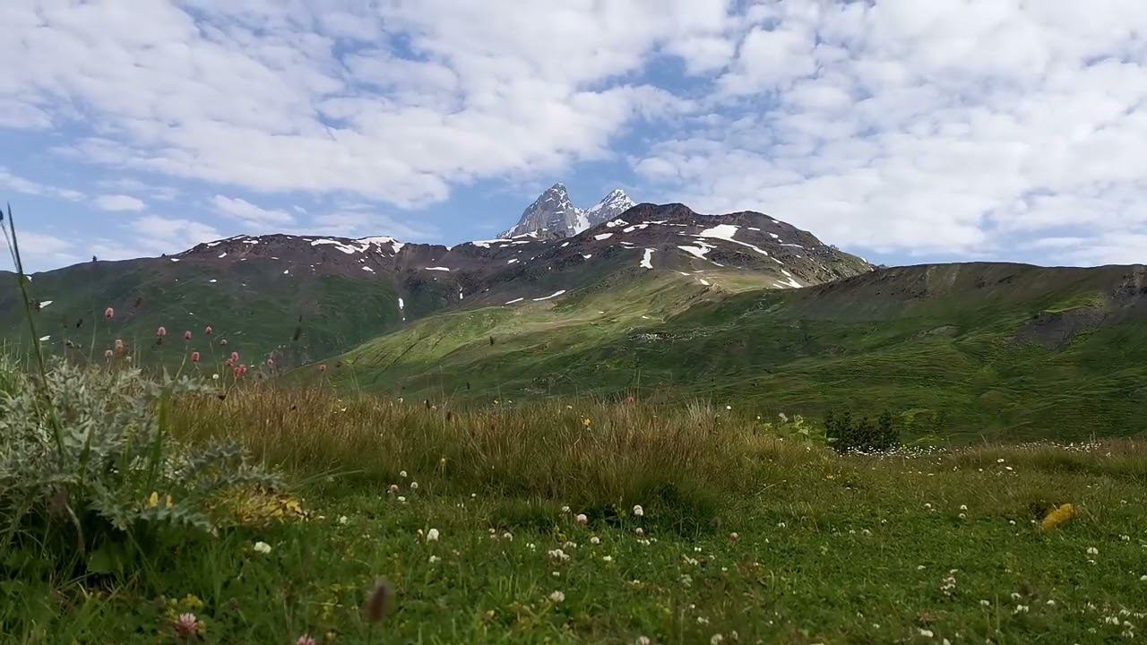 Вид на Ушбу, Сванетия, Грузия, июль 2022 смотреть онлайн
