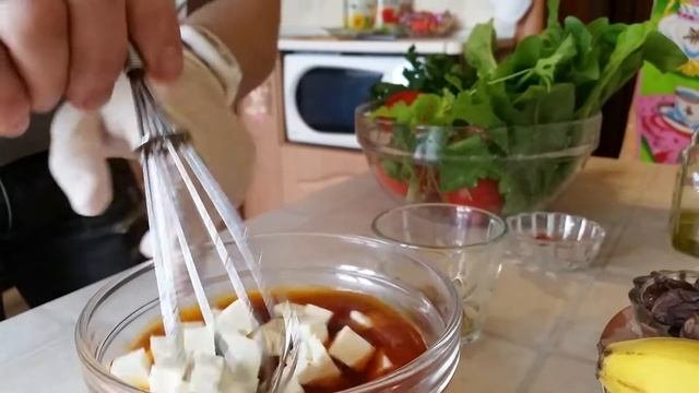 Томаты со щавелем и брынзой.