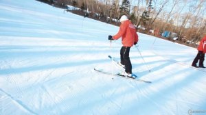 Горнолыжная школа. Урок 4 - первые шаги на горнолыжном склоне