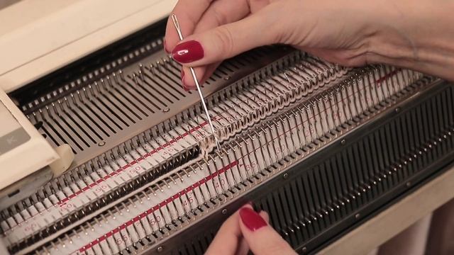 Горловина на вязальной машине на открытых петлях, РЕЗИНКОЙ 2×1 на вязальной машине