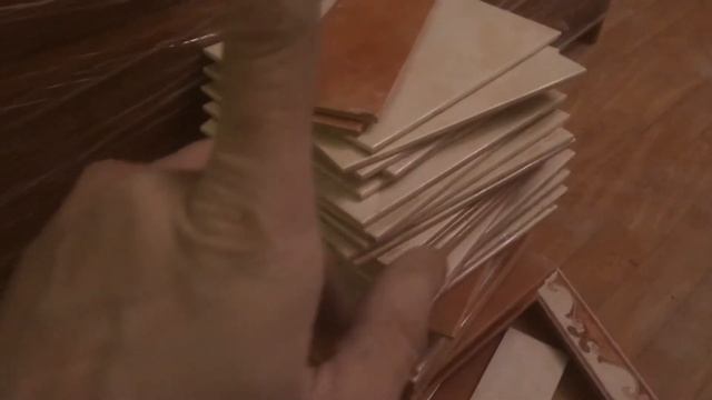 Саморемонт 1. Очистка плитки от старого клея, герметик, грунтовка стен