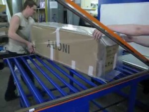 Как упаковать большую коробку или пачку с утеплителем в плёнку.