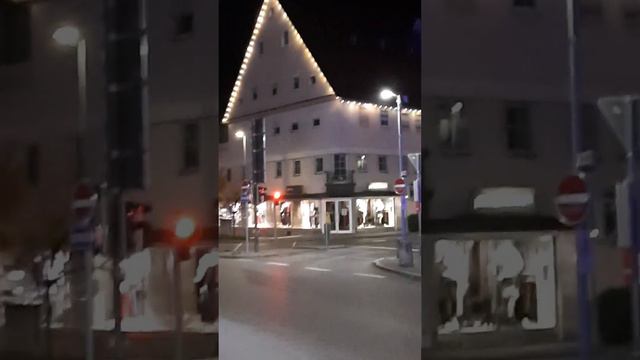 На улице звучит Рождественская музыка.Перед Рождеством в субботу смотреть онлайн