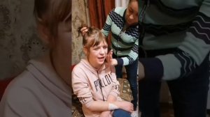 БЕЗУМНЫЙ ПАША. ИРИШКА ЧИКИ ПИКИ ДЕЛАЕТ НАДЮХЕ МАКИЯЖ ШОБ ОНА ПОНРАВИЛАСЬ ОЛЕГУ МОНГОЛУ.