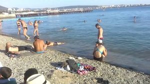 пьяная тетка пытается выползти из моря