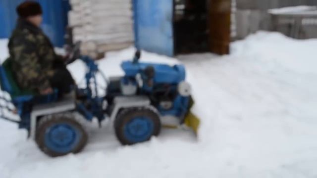 САМОДЕЛЬНЫЙ МИНИТРАКТОР-СЛУЖИТ 30 ЛЕТ - УБОРКА СНЕГА/Homemade compact tractors смотреть онлайн