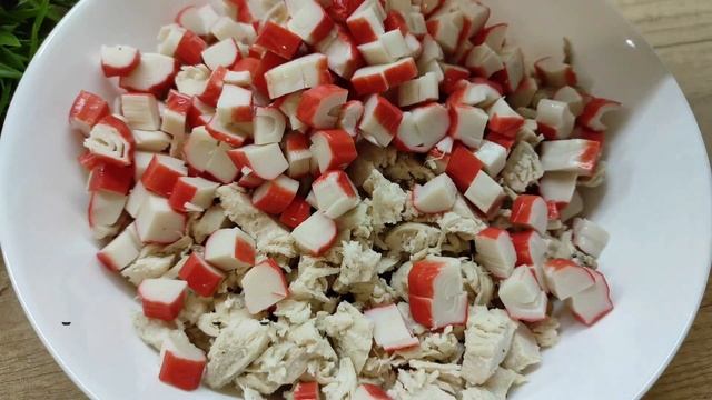 Куриный салат с шампиньонами и крабовыми палочками. Вкуснейший салат!
