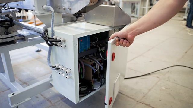 ЭТИКЕТИРОВОЧНЫЙ АВТОМАТ ЭМ6 Нанесение 2х самоклеящихся этикеток Производительность 6000 этчас смотреть онлайн