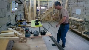 Шлиф машинка не дорогая для работы по дереву.