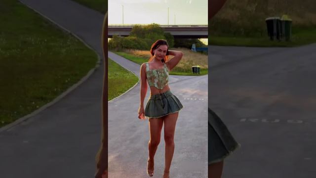 Красивая девушка в стиле уличной моды.