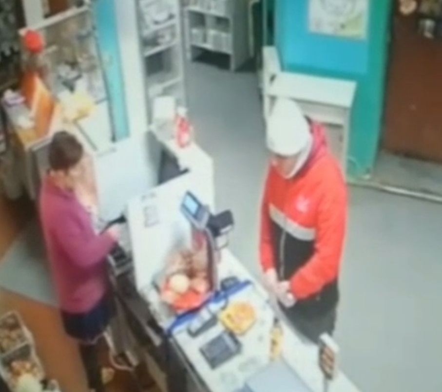 Мужчина, угрожая ножом, похитил денежные средства из магазина