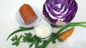 Салат из красной капусты с колбасой