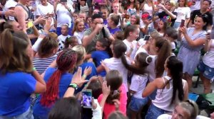 Как Игорь Ласточкин прорывался на сцену через толпу фанатов