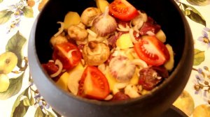 Картошка с грибами и мясом в чугунном горшке