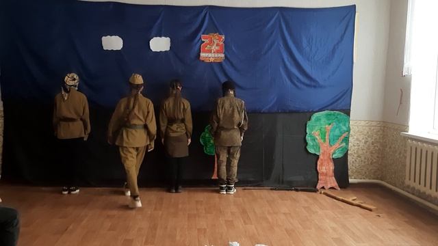 Инсценировка по повести Бориса Васильева "А зори здесь тихие...".Песня "Журавли". смотреть онлайн