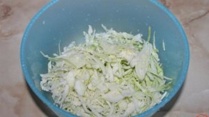 Салат из капусты с зеленью и лимонным соком