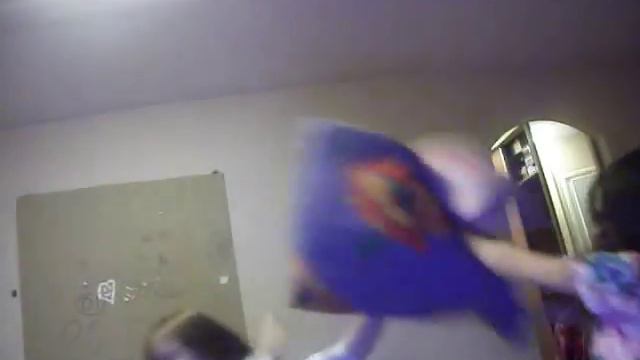 Деффчонки подушками дерутся смотреть онлайн