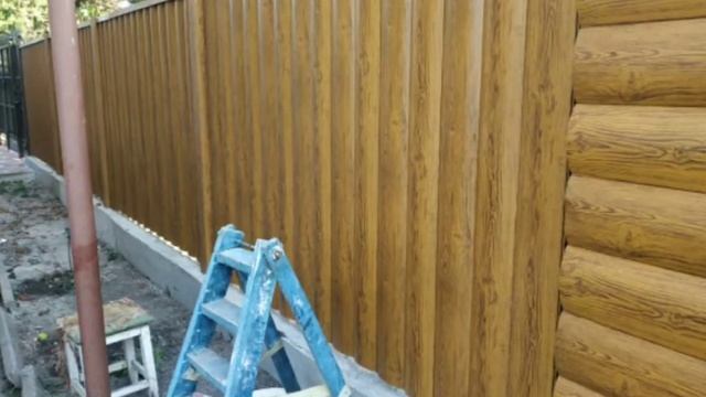 Забор из блок хауса установленного вертикально с откатными воротами. смотреть онлайн