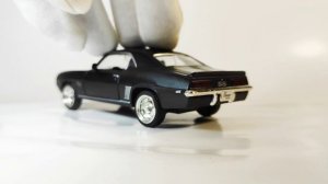 модель автомобиля chevrolet camaro 1969 ss в масштабе 1:32 #масштабныемашинки