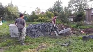Как опустить бетонные кольца в колодец