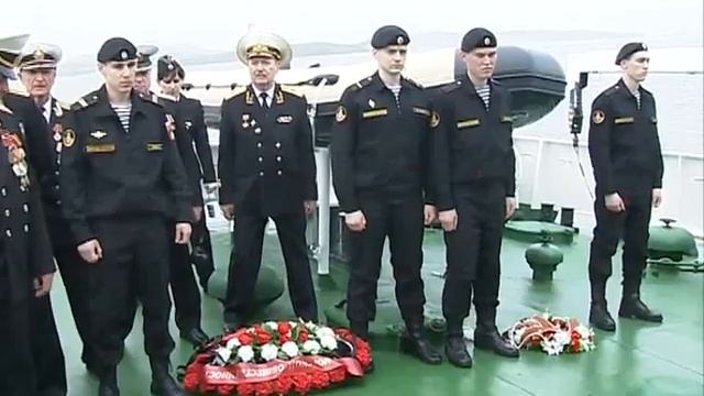 Морское собрание. Накануне Дня победы моряки спустили на воду венки памяти