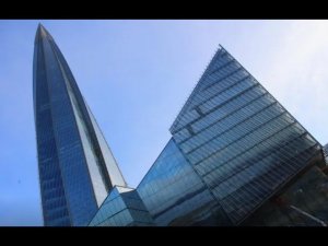 В Петербурге отчаянный экстремал покорил вершину небоскреба «Лахта-Центра»