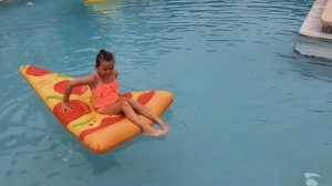 Игры в бассейне с надувашками. Плаваем на разных надувных матрасах. Какой надувной матрас лучше.
