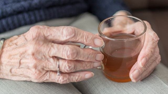 Грибники нашли в лесу 100-летнюю отшельницу. Женщина ни разу в жизни не видела это…