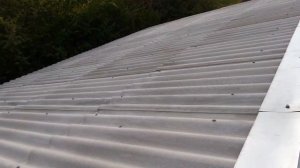 Шифер, прикрученный саморезами, лопнул?