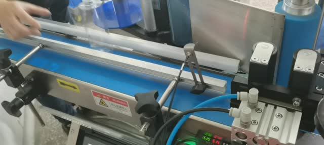 AU-R-200TR Автоматическая этикетировочная машина для круглых бутылок обжим роликами