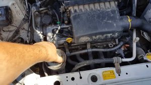 Проверка жидкости в ГУР и работа мотора. Тойота Витц. 2000г.